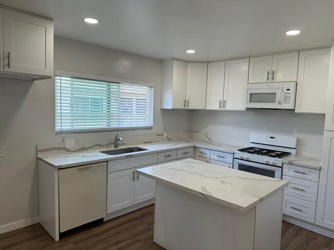 Building Photo - 25120 Frampton Ave Unit C Rental