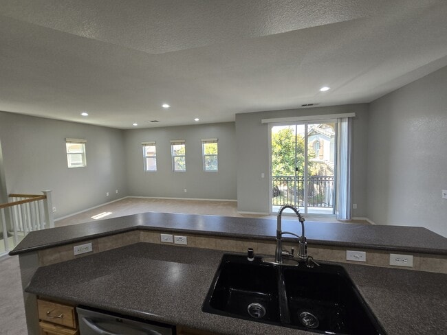 Building Photo - 425 S Meadowbrook Dr