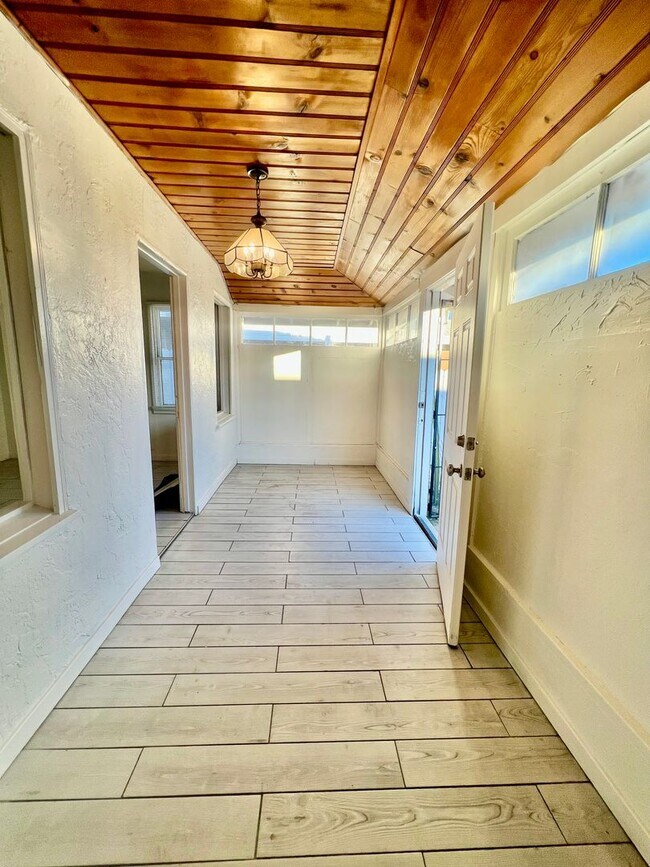 Photo - AVAILABLE NOW !! 1 Bedroom 1 Bathroom Apar... Unit 01