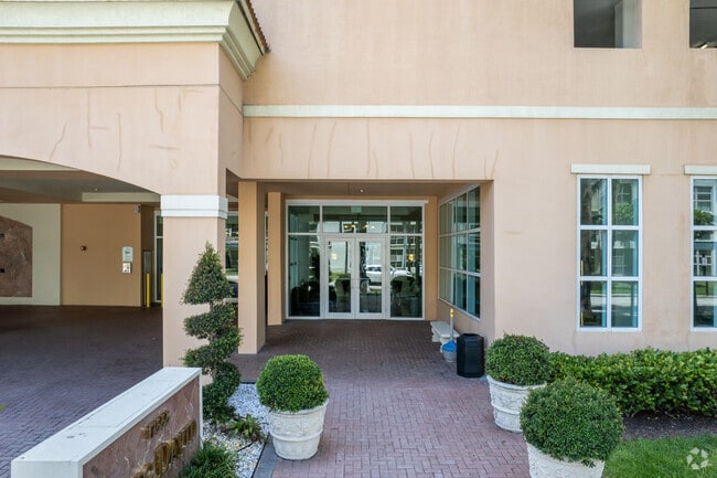 Entrada - King David Condominiums