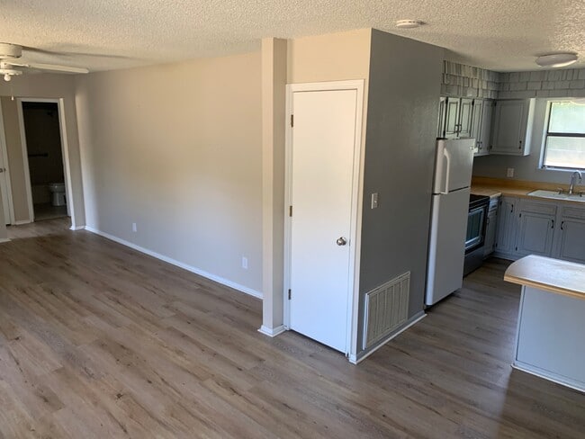 Photo - 2122 W Austin Ave