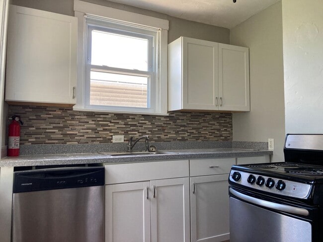 Building Photo - 3056 Pinehurst Ave Unit #1