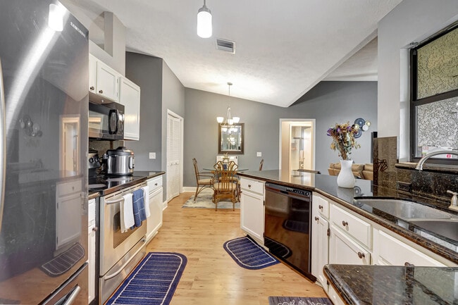 Photo - 284 SW N Quick Cir