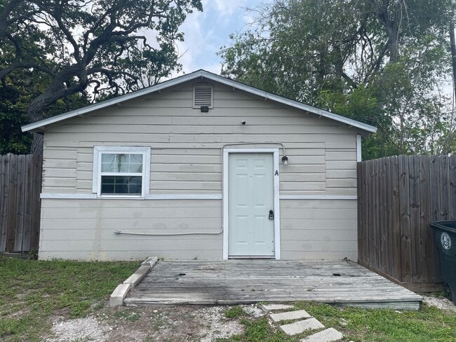 Building Photo - 902 W Lakeside Dr Unit 902 W. Lake Side Dr A