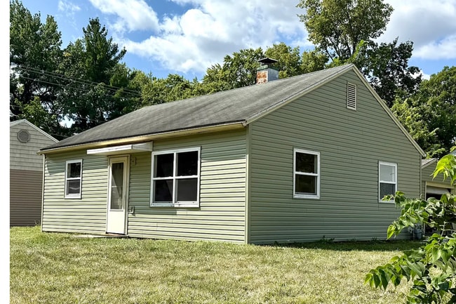 Building Photo - Sun-Filled 2BR Home on Corner Lot with Spacious Garage
