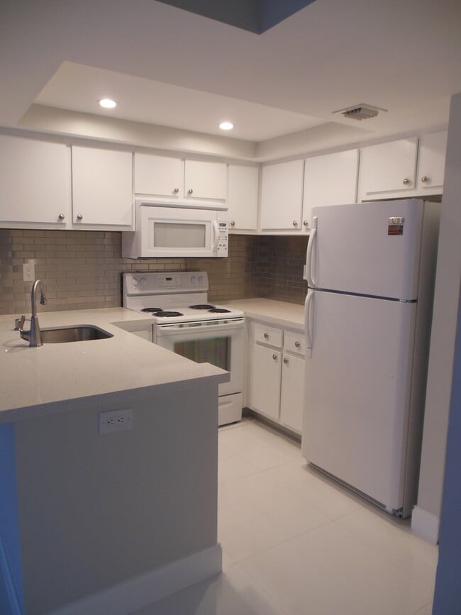 Building Photo - ONE BEDROOM ONE BATHROOM! WATERFRONT COMMUNITY! Unit 31