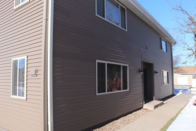 Building Photo - 906 C Ave NW Unit 3