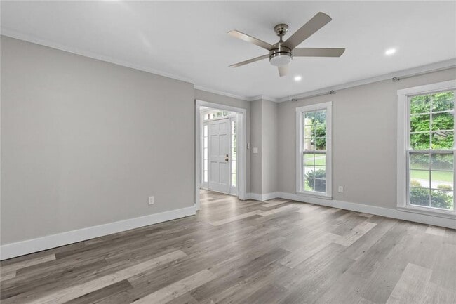 Photo - 773 Huntington Way NW