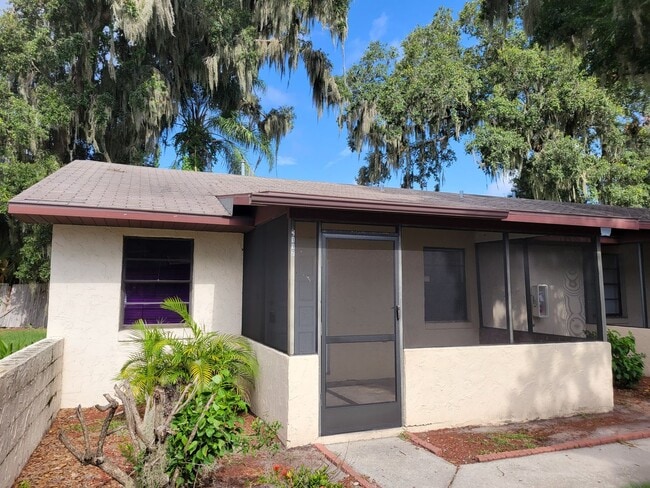 Building Photo - Renovated Two-Bedroom Apartment near Lake Howard