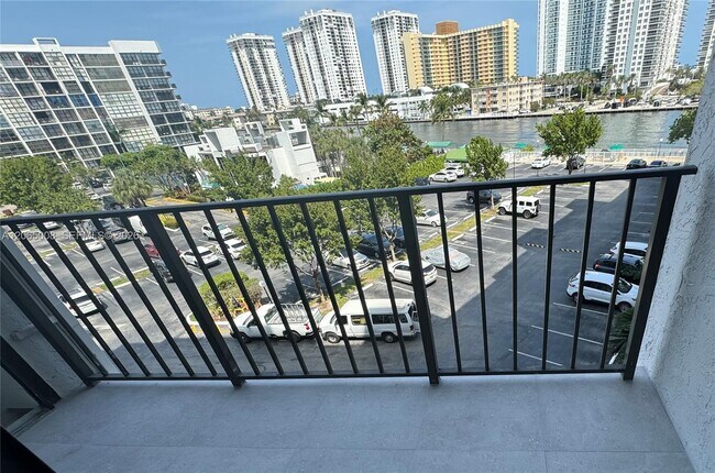 Building Photo - 800 Parkview Dr Unit 502