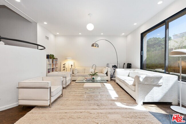 Photo - 148 S Roxbury Dr Unidad B