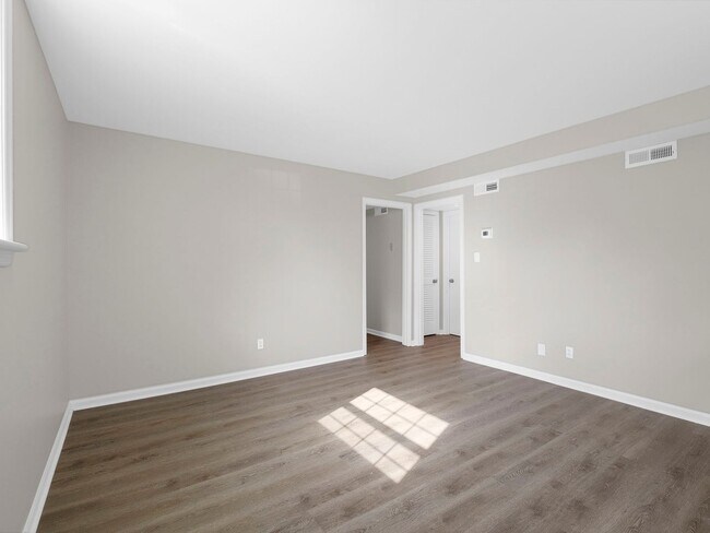 Photo - Stratford Square Apartments Unidad #200