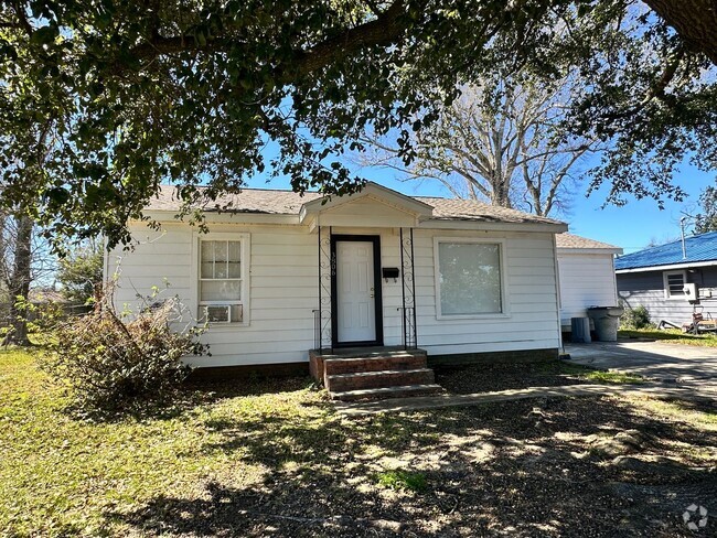 Building Photo - Spacious 3/2 available Near McNeese! Rental