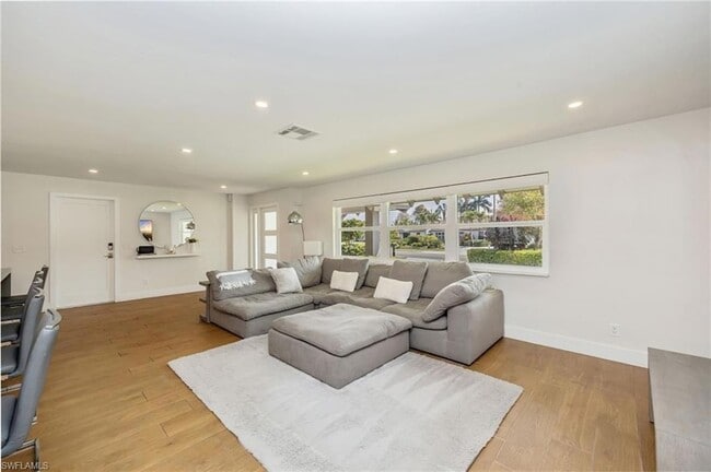 Photo - 409 Cypress Way E