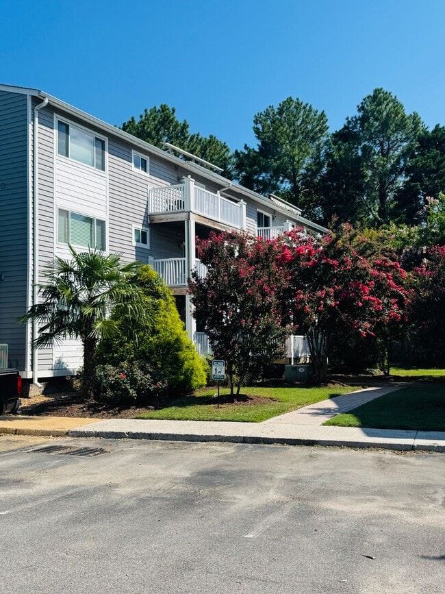 Building Photo - Gorgeous 2 Bedroom/2 Bath Condo Unit 201