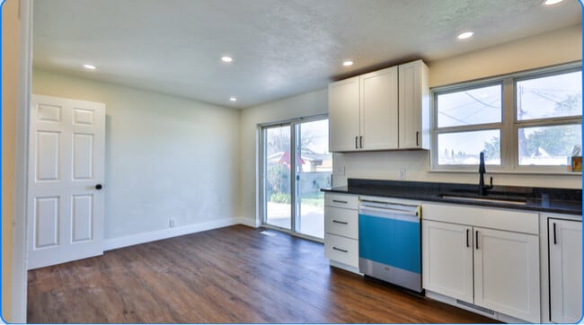 Photo - 350 W 2575 N