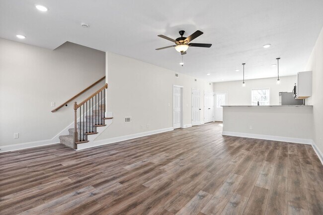 Photo - 3 Bedroom Pet Friendly Townhome For Rent Near Heritage Park!