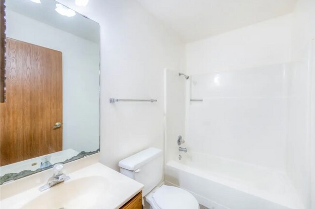 Photo - 20 NE Schmitz St Unidad 8