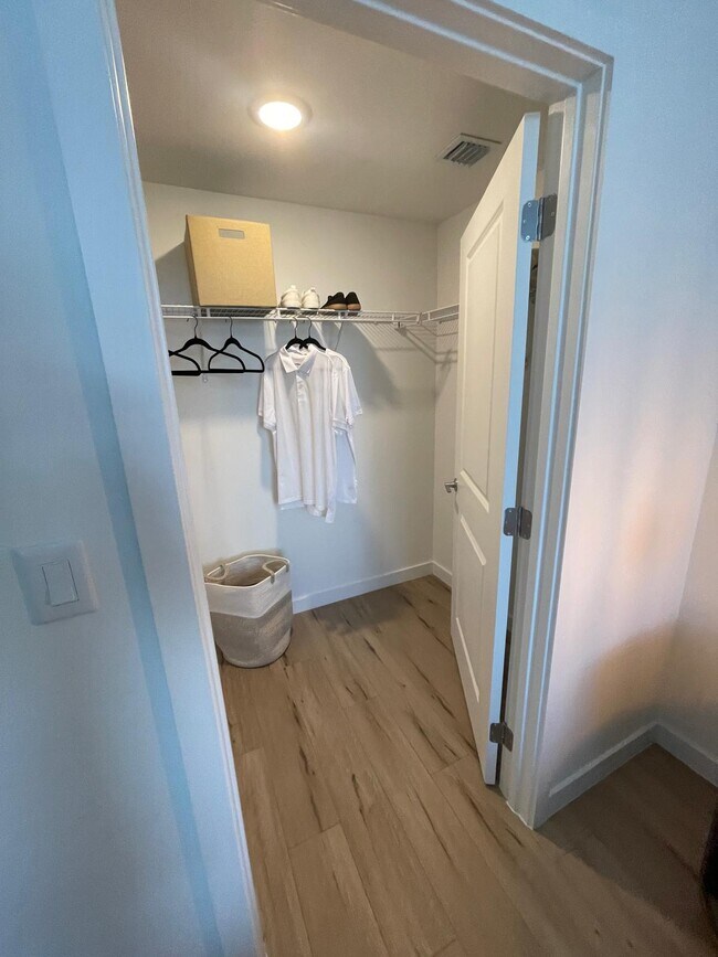 Photo - 770 W 73rd Pl Apartamentos Unidad B2