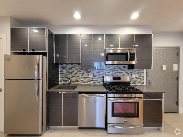 Building Photo - 1 bedroom in ASTORIA NY 11103 Unit 2R Rental