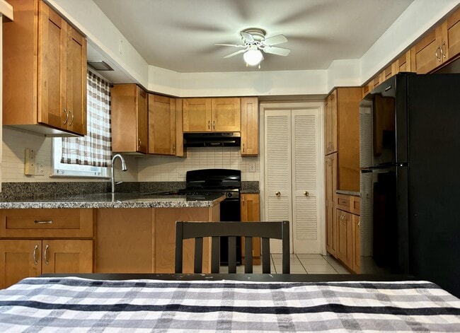 Gabinetes de madera de arce - 6747 N Harding Ave Unidad #1