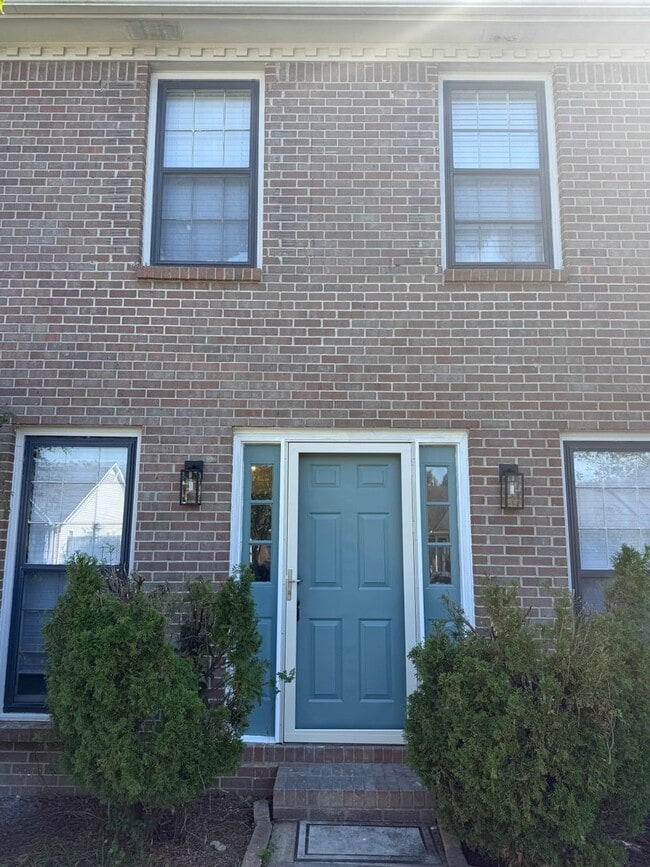 Building Photo - 3/3 Fully Renovated Town Home Available!