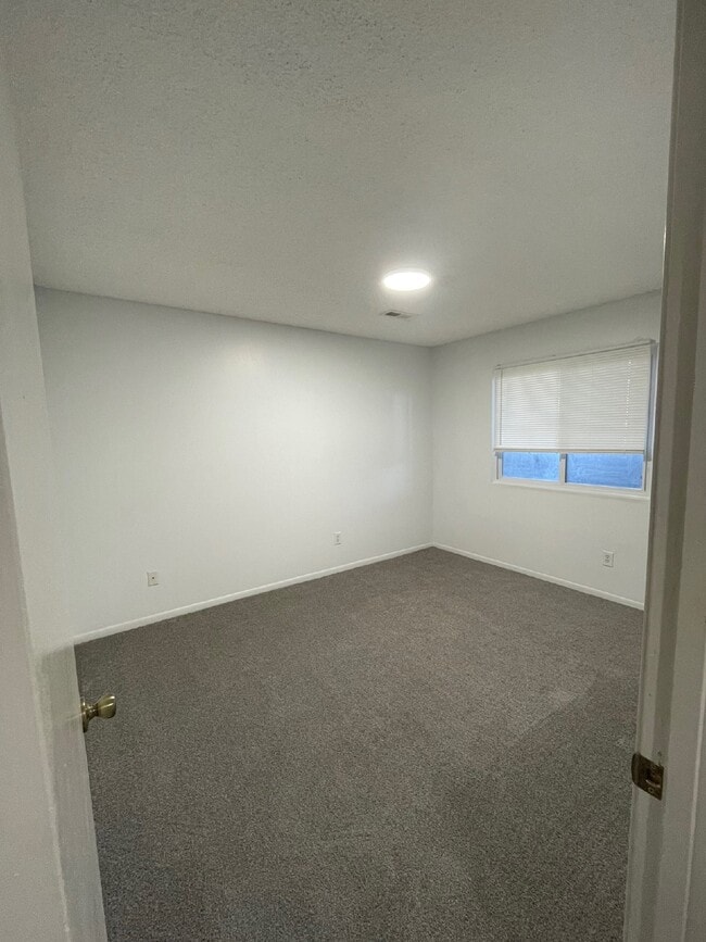 Photo - 1 bedroom, 1 bathroom lower level unit with River views. Unidad 2