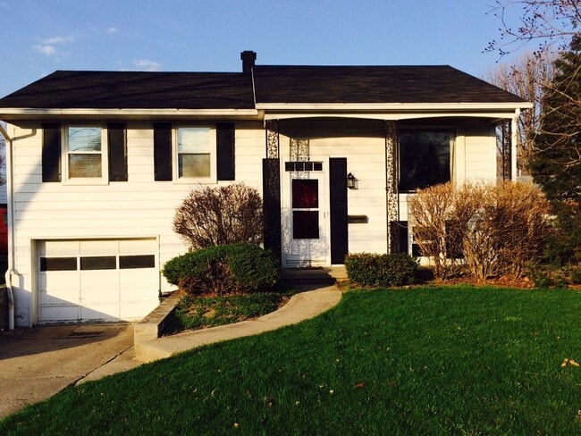 Building Photo - Large 3 Bed 1.5 Bath Maumee Home!
