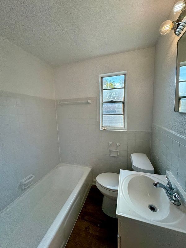 Photo - 929 W 27th St