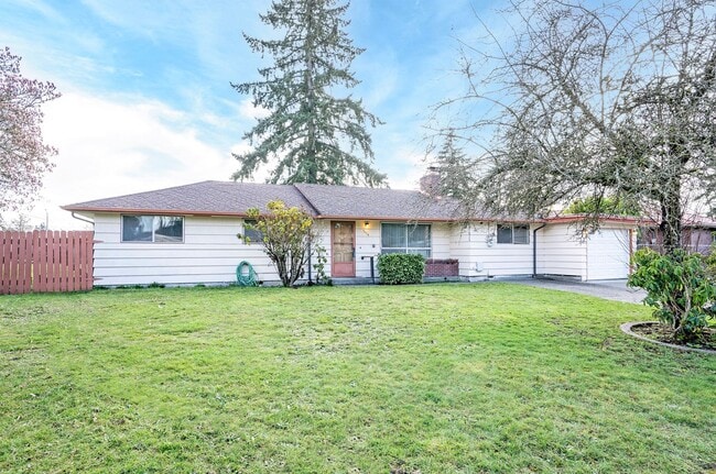 Photo - Spacious 4-Bedroom Home with Large Yard, Covered Patio & Garage in Lakewood