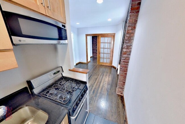 Building Photo - 416 E 13th St Unit 4A