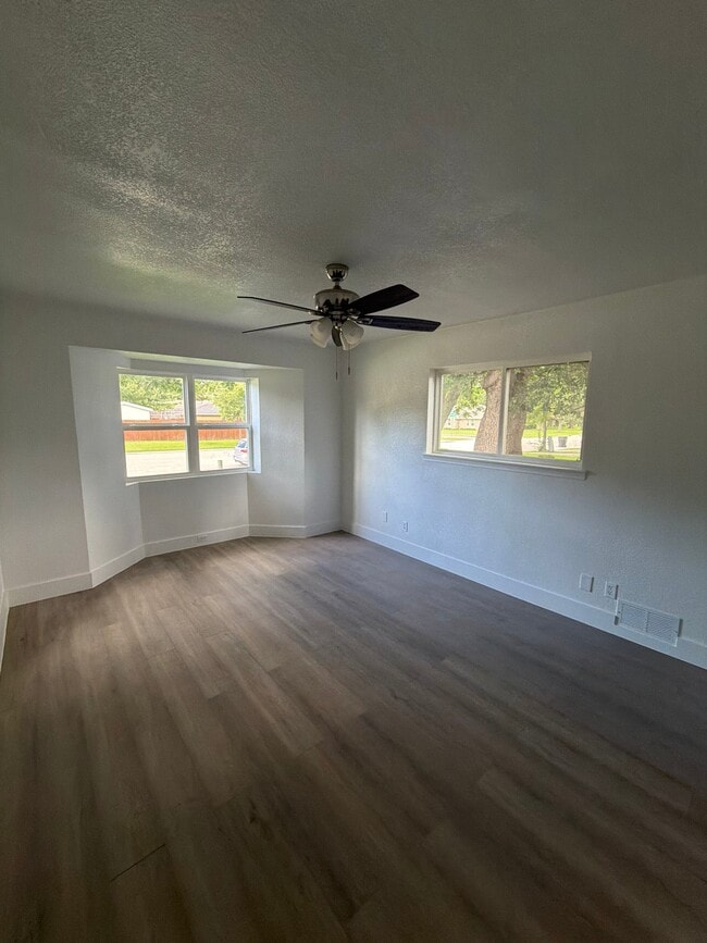 Photo - 550 Glen Oaks Blvd