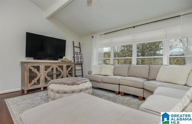 Photo - 661 Pamela St