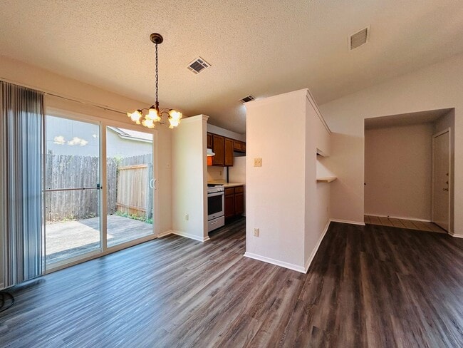 Building Photo - 416 Greenlawn Blvd Unit 1
