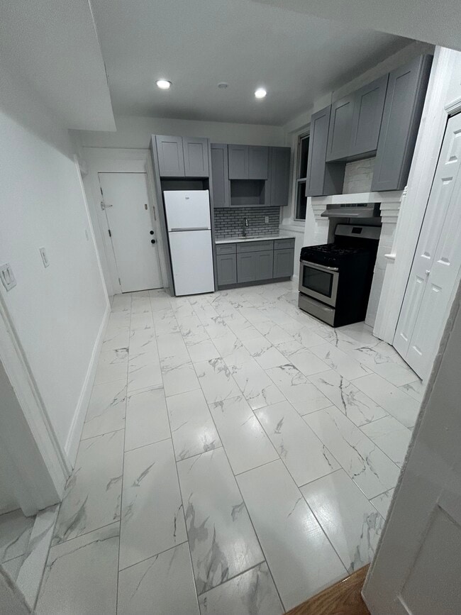 Building Photo - 8 Elm St Unit 2