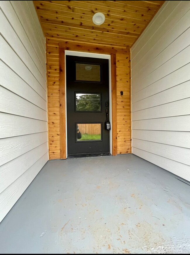 Photo - Stunning Mid Century Modern Cottage In Mill Park Neighborhood~  Large Yard w/ Privacy Fence~ Wash...