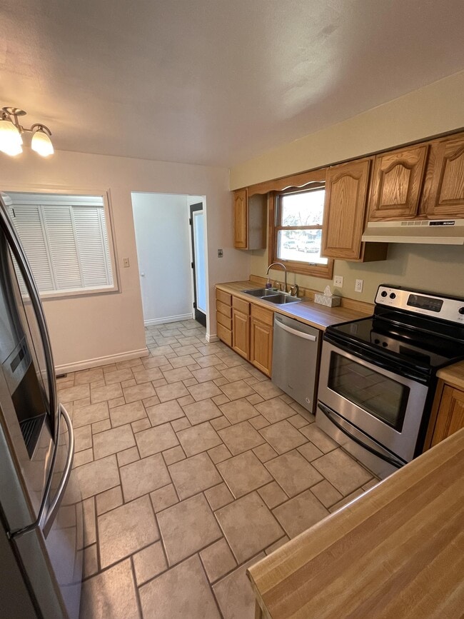 Photo - 820 48th St S