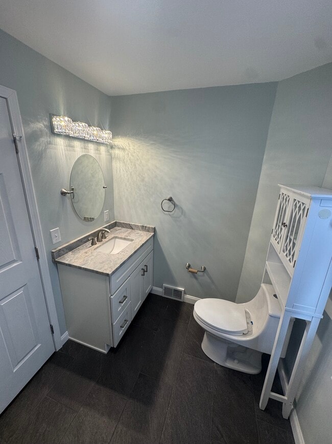 Building Photo - 609 Broad Ave Unit Apartment B