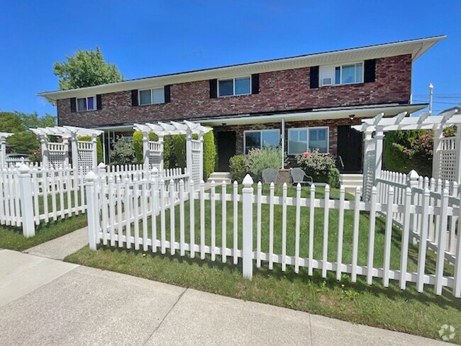 Building Photo - Remolded Mid-Town / South-West location wi... Rental
