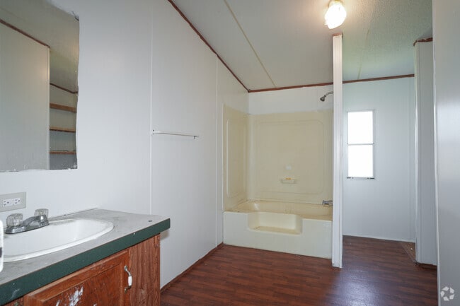 4BR, 2BA - 1,417SF - Primary Bathroom