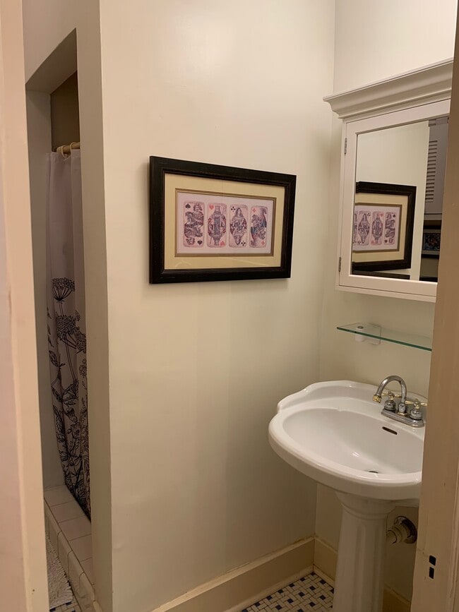 Bathroom with tiled shower - 4036 Saint Charles Ave Unit 1
