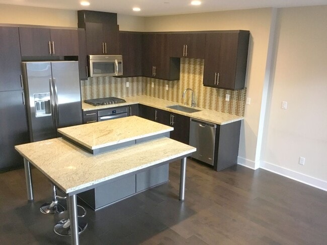 Building Photo - Mission Valley/Civita - Modern Townhome 3B...