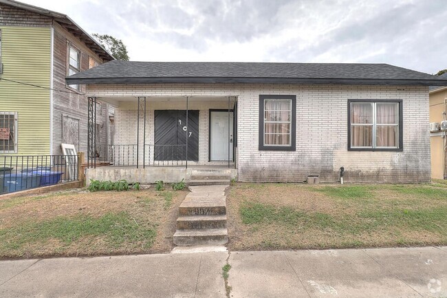 Building Photo - 907 Laredo St Rental