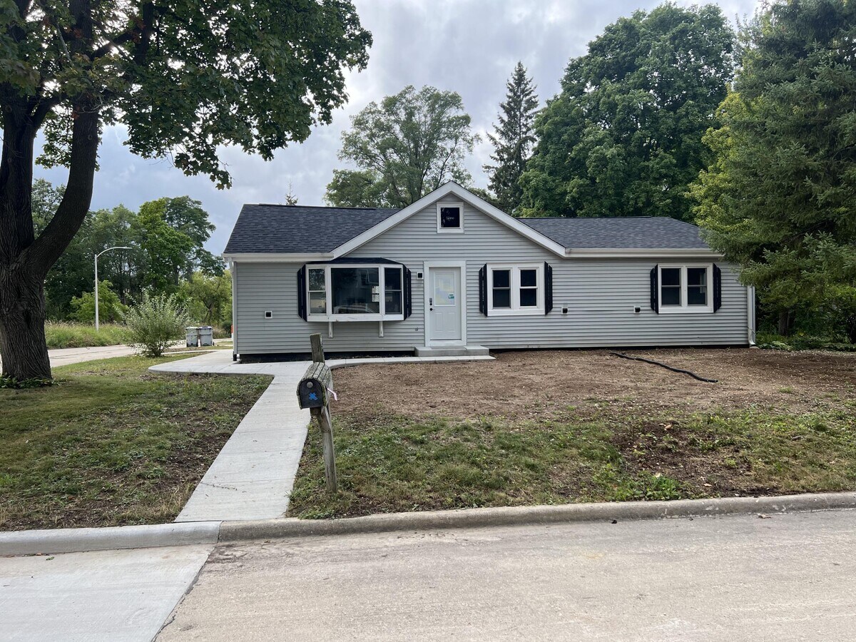 Photo - 6201 N 104th St