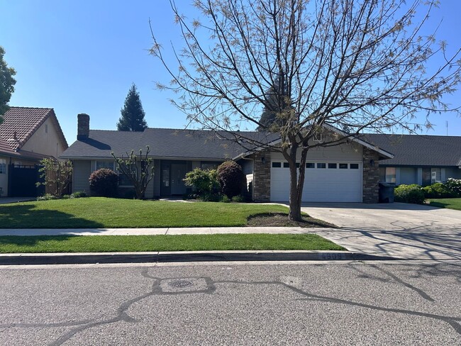 Building Photo - Now Available! 3 Bedroom Home in North West Visalia!