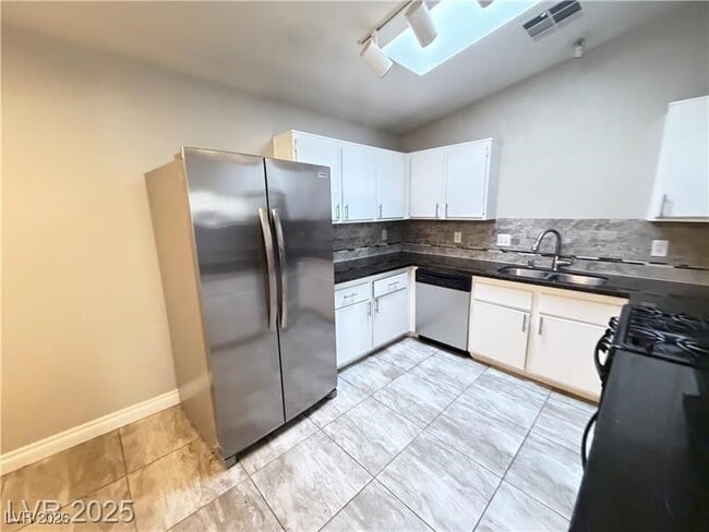 Photo - 1913 Poppy Hill St