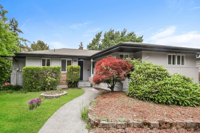 Building Photo - 7151-7153 Fauntleroy Wy SW Unit 7153