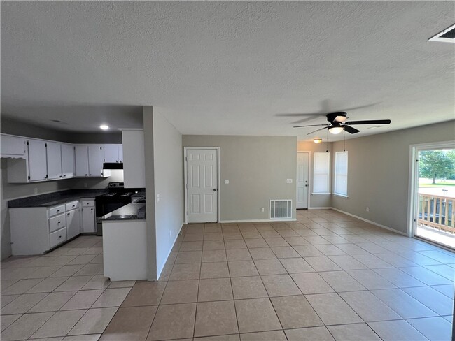 Photo - 823 N Lola Ln
