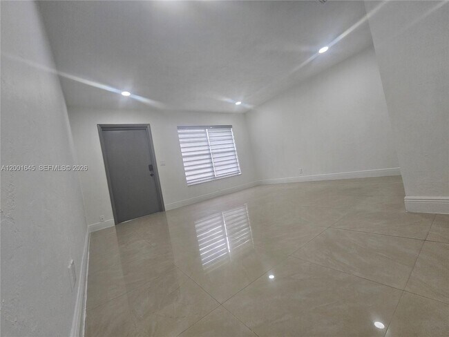 Photo - 700 NE 46th Ct Unidad 2