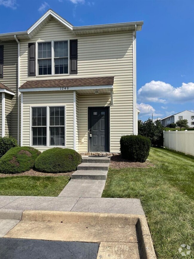 Building Photo - 3 Bedroom 2.5 Bath End Unit Townhouse